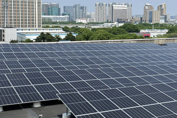 工場の屋根に設置された太陽光発電システム